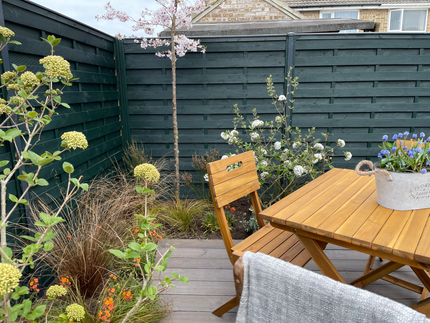 Image of a customers garden utilizing DuraPost VENTO® fence panels 